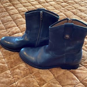 Slightly worn, bottom worn on gravel to prevent slippage FRYE boots size 7